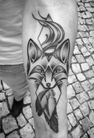 小臂不寻常的黑色神秘狐狸与几何纹身图案