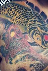 胸部日本传统彩色鲤鱼纹身图案