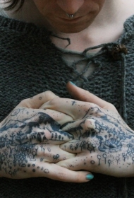 手臂简单的黑色线条乡村风景纹身图案