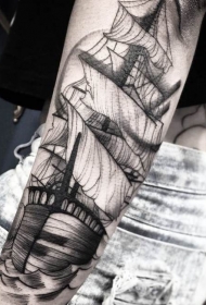 手臂黑色线条帆船纹身图案