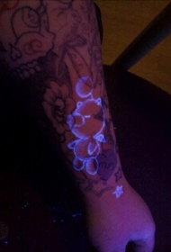 手臂荧光小猪气球纹身图案