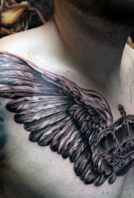 胸部黑灰风格翅膀与皇冠纹身图案