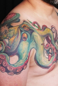 胸部和肩部绿色的章鱼纹身图案