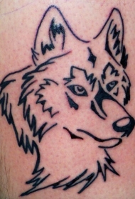 简约的黑色线条狼头纹身图案
