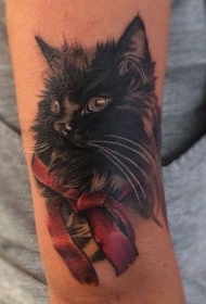 黑猫和红色的蝴蝶结手臂纹身图案