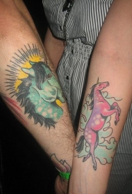 情侣手臂粉红和蓝色的马纹身图案