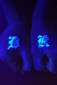 两个标志荧光手背纹身图案