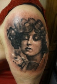 大臂彩色妇女肖像与花枝纹身图案