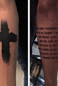 小臂黑色宗教十字架和经文字母纹身图案