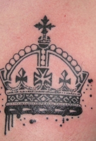 男子胸部黑色皇冠纹身图案