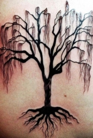 有根的黑色树纹身图案