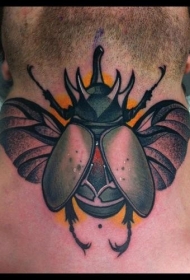 颈部彩色的大昆虫纹身图案