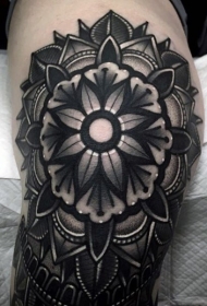 膝盖奇妙的黑色花朵纹身图案