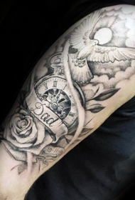 大臂纪念式黑灰鸽子时钟和玫瑰纹身图案