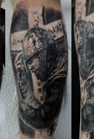 小臂精致的黑色祈祷中世纪骑士纹身图案