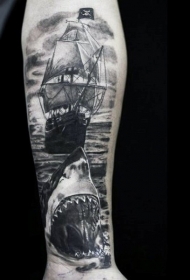手臂黑白鲨鱼头和海盗帆船纹身图案