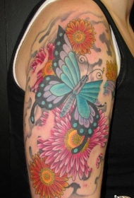 大臂蓝色蝴蝶花朵纹身图案