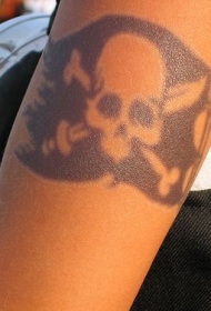 手臂黑色海盗旗帜纹身图案