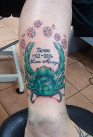 绿色螃蟹与鲜花字母小腿纹身图案