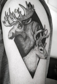 几何形状与黑色麋鹿大臂纹身图案