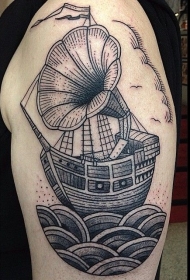 大臂欧美黑色线条点刺帆船与留声机纹身图案