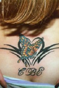 尾椎骨蝴蝶心形和字母纹身图案