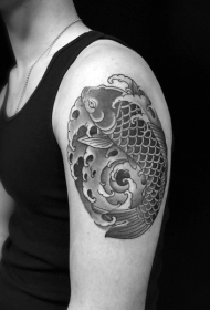 大臂日本传统黑色鲤鱼浪花纹身图案