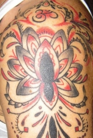 肩膀黑色和红色莲花纹身图案