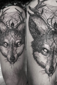 大腿雕刻风格黑色蜘蛛网和狐狸头纹身图案