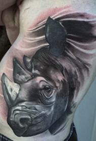 侧肋经典的黑白犀牛头纹身图案