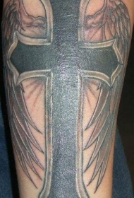 黑色翅膀和十字架纹身图案