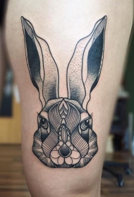 大腿雕刻风格黑白滑稽兔子纹身图案