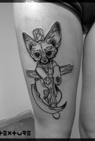大腿黑色线条滑稽的神秘猫与十字架纹身图案