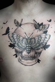 胸部有趣的彩色骷髅与蝴蝶纹身图案