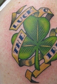 爱尔兰三叶草与字母纹身图案