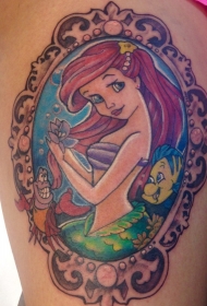卡通美人鱼和比目鱼传统彩色纹身图案