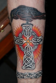 小臂彩色凯尔特十字架与乌鸦纹身图案