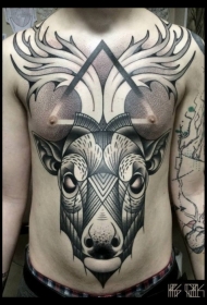 胸部和腹部彩色鹿与三角形纹身图案