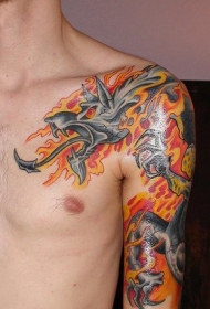 大臂红火焰中的龙纹身图案