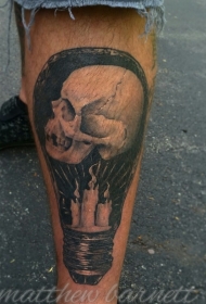 小腿雕刻风格黑色蜡烛和骷髅灯泡纹身图案