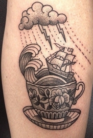 黑色点刺茶杯云朵与帆船纹身图案