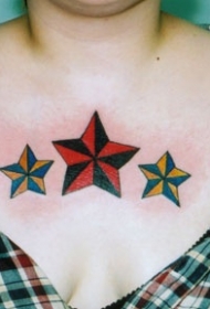 胸部三颗彩色的星星纹身图案