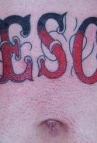 腹部黑色和红色字母纹身图案