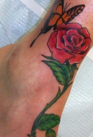 脚踝蝴蝶和红玫瑰纹身图案