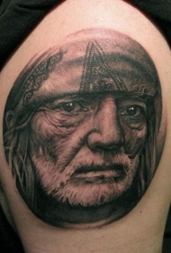 手臂经典的黑灰风格男子肖像纹身图案