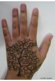 棕色树和绿叶手背纹身图案