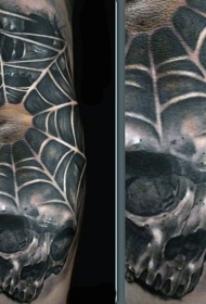 黑色令人印象深刻的骷髅与蜘蛛网纹身图案