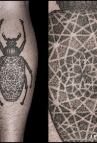 小腿黑色甲虫与部落装饰纹身图案