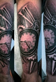手臂好看的黑白旧时钟机械纹身图案