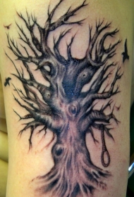 神秘的黑暗树纹身图案